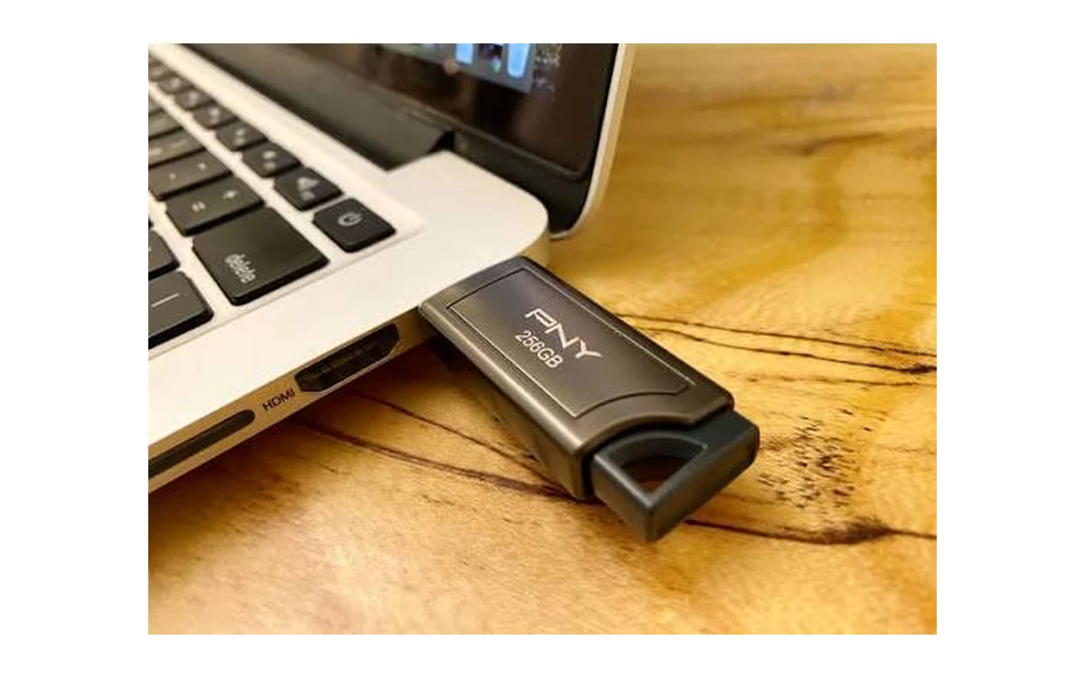 256-GB-USB-Stick in einem Laptop 256-GB-USB-Stick an einem Laptop angeschlossen