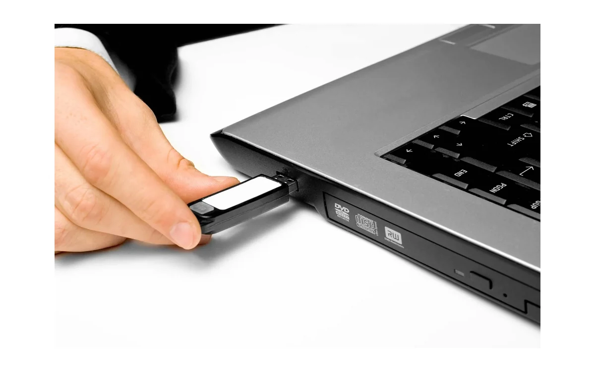 USB-Stick, angeschlossen an einen Laptop USB-Stick an einem Laptop angeschlossen