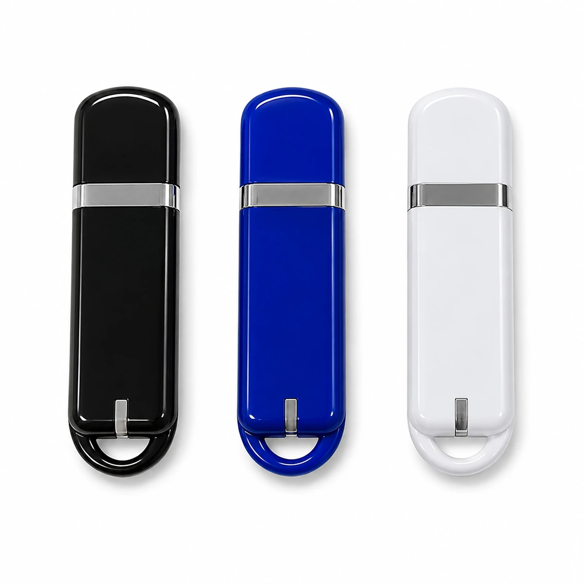 Schwarze, blaue und weiße USB-Sticks mit Schutzkappe Schwarze, blaue und weiße USB-Sticks mit Schutzkappe