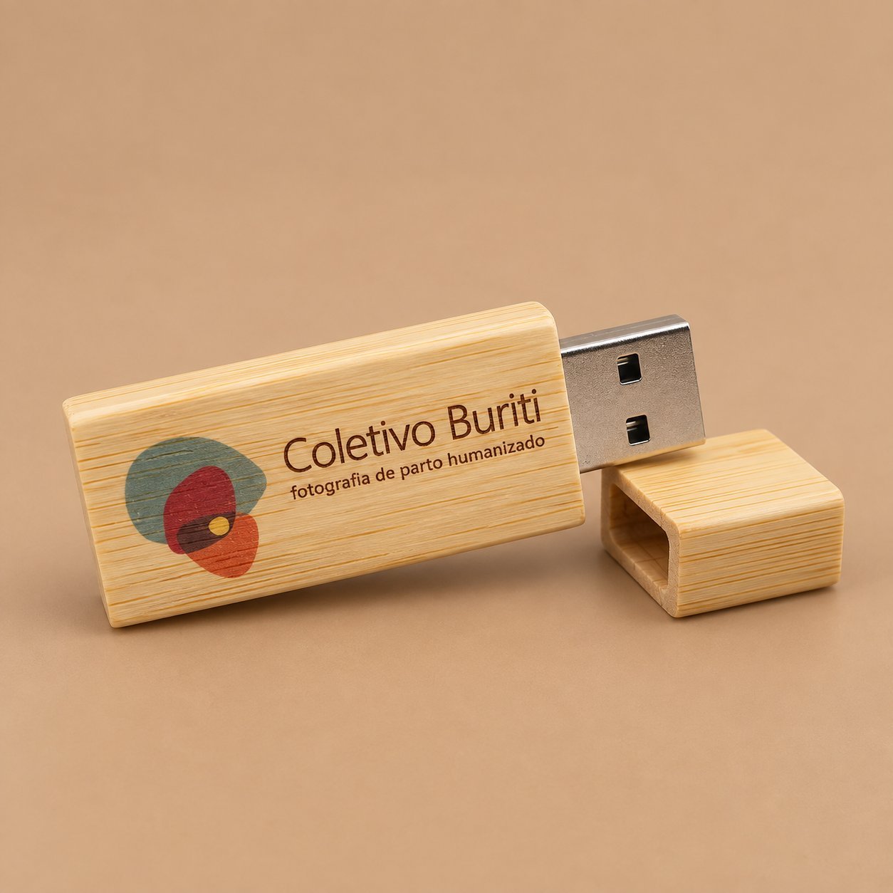 Wooden USB drive engraved with a circular graphic mark and a small fotografia de parto humanizado tagline, showing how wordmarks pair with sub-text.