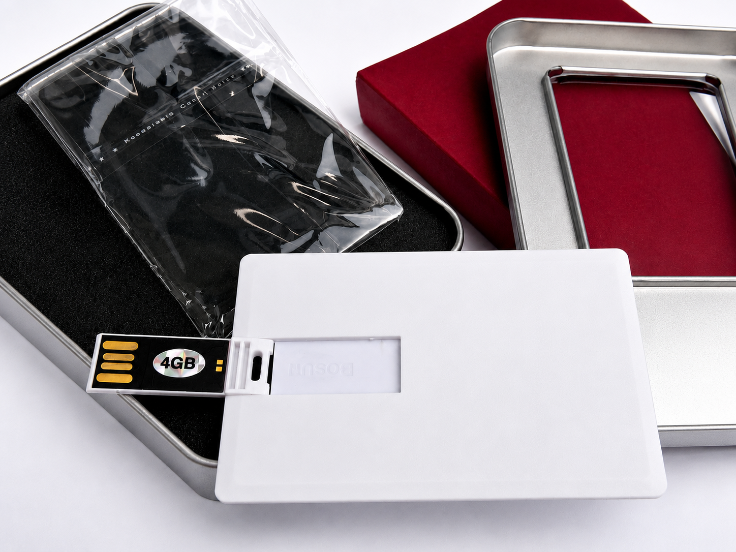 Weißer USB-Stick im Visitenkartenformat mit Metall- und Geschenkbox-Verpackung