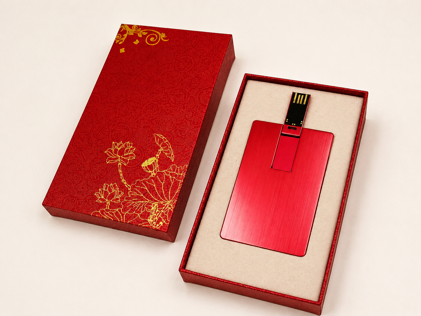 Roter USB-Stick im Visitenkartenformat in einer Präsentationsbox
