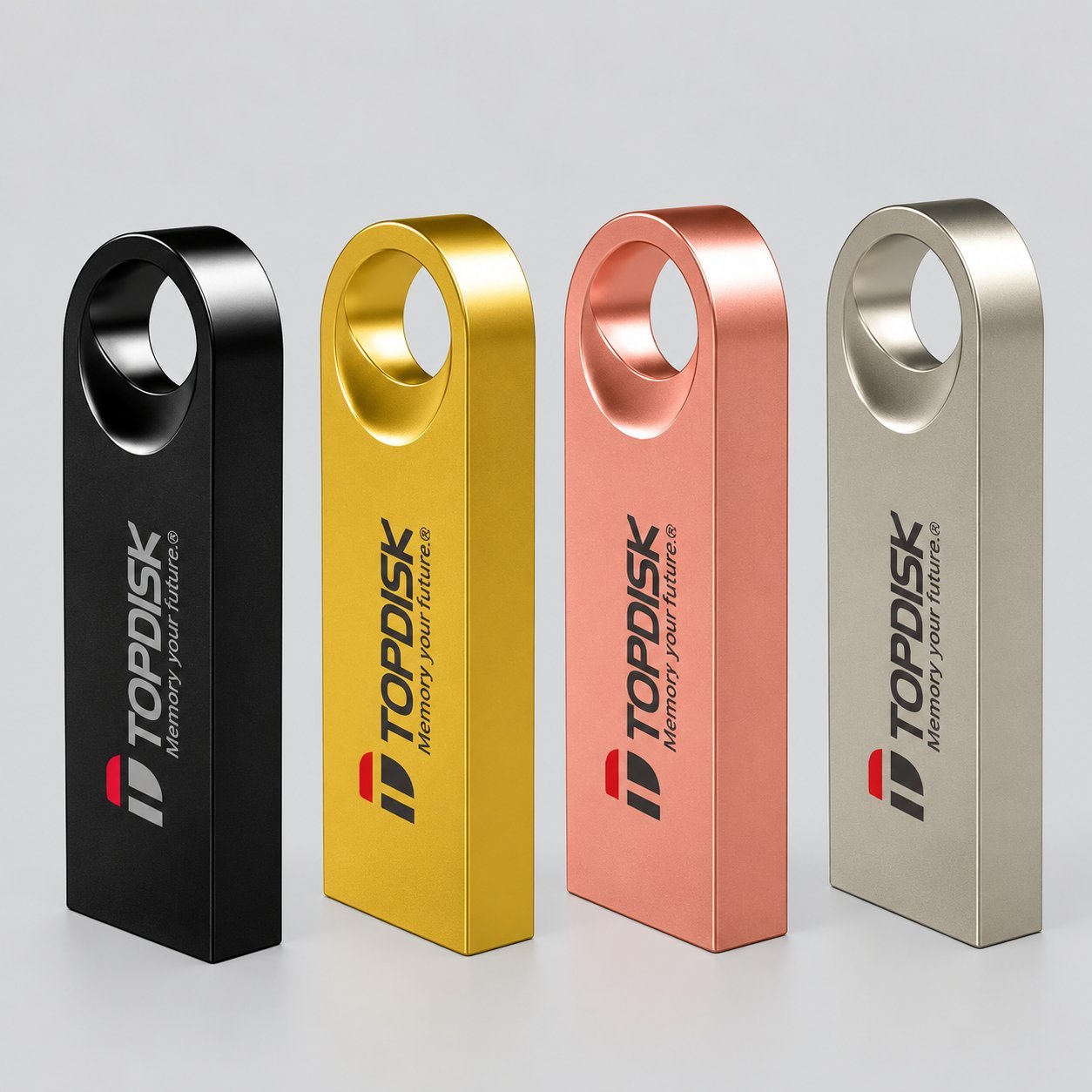 Cuatro memorias USB de metal de barra sin tapa grabadas con el logotipo de la marca TOPDISK, demostrando cómo una marca de comprador se graba láser directamente sobre el factor de forma de barra sin tapa de USB de metal en producción.