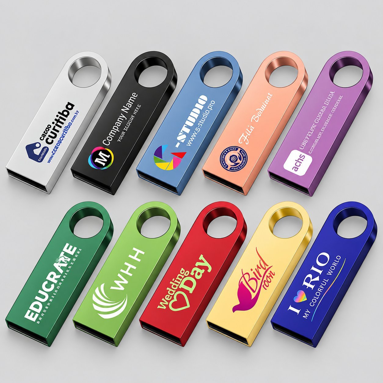Diez memorias USB de metal coloridas en acabados mixtos cada una impresa con un logotipo de marca distinto, ilustrando la gama de aplicaciones de logotipo personalizado como impresión a todo color, serigrafía y grabado láser en cuerpos de metal.