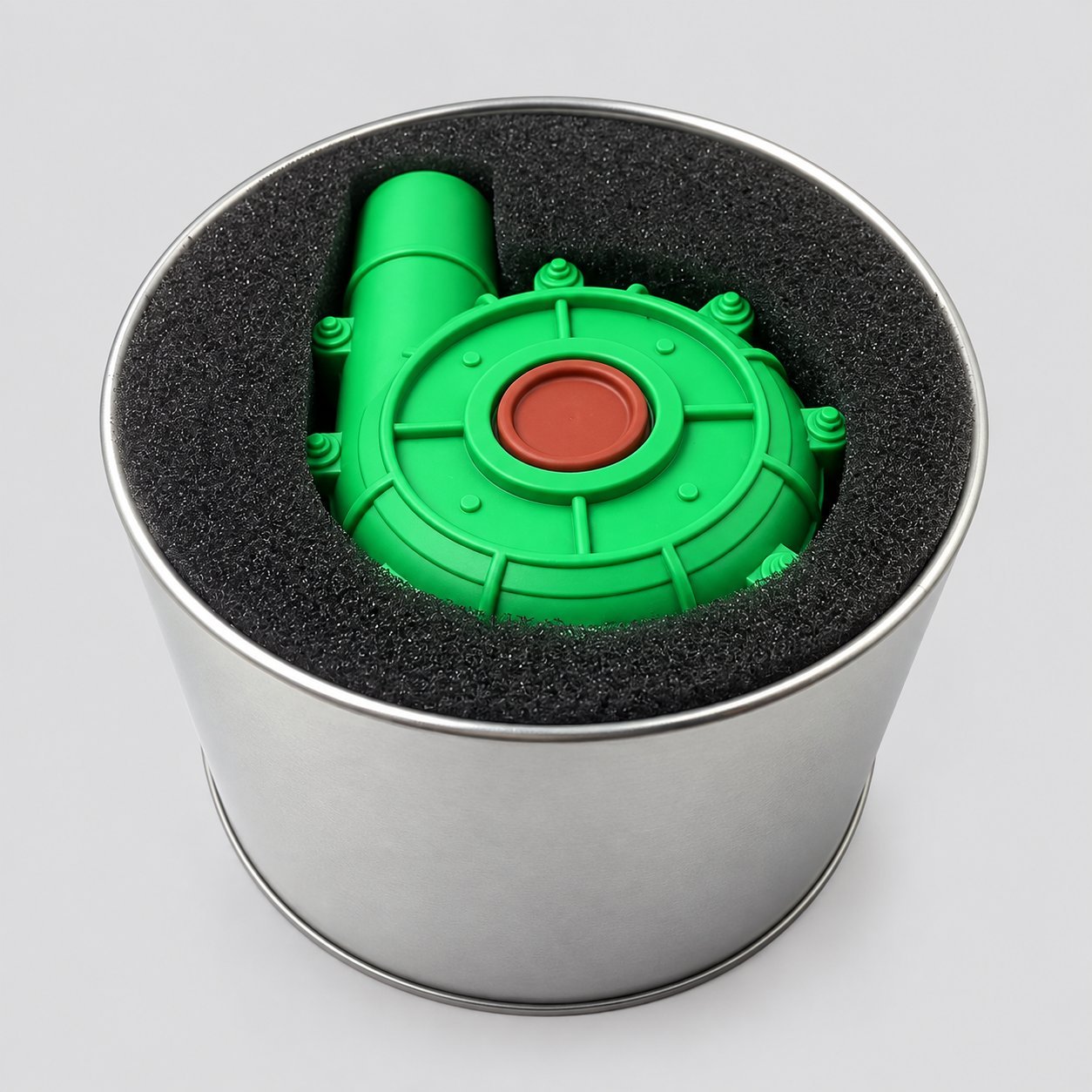 Köpük yerleştirmeli yuvarlak gümüş teneke hediye kutusu içine yerleştirilmiş yeşil plastik mayın şeklinde novelty USB bellek; yüksek uçlu bir promosyon siparişi için premium ambalaj ve tamamen özel kalıplı yeni bir şekli göstermektedir.